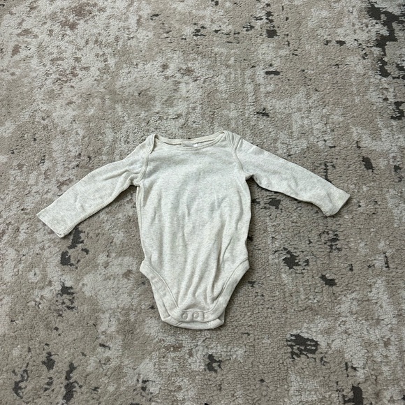 Hanna Andersson Baby Oatmeal Long Sleeve Bodysuit Size 3/6 Months - Picture 1 of 3